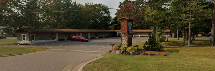 Tall Pines Motel (Starlite Motel) - Web Listing